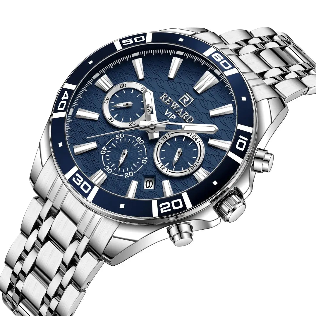 Close detalhado do relógio masculino REWARD VIP com mostrador azul marinho texturizado, cronógrafo funcional, marcadores em metal polido e caixa em aço inoxidável prateado com pulseira robusta.