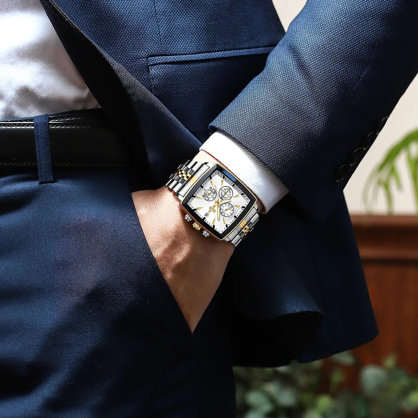 homem elegante de terno azul usando um relógio masculino quadrado social reward vip monaco prata com dourado