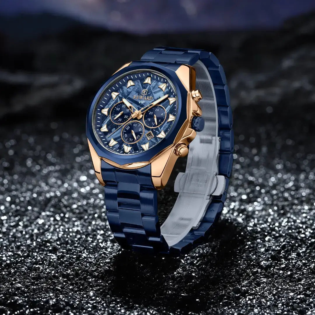 Lateral do relógio masculino azul Reward VIP Vanguard destacando os botões laterais do cronógrafo e a coroa do relógio e em destaque sua caixa rose gold com mostrador azul