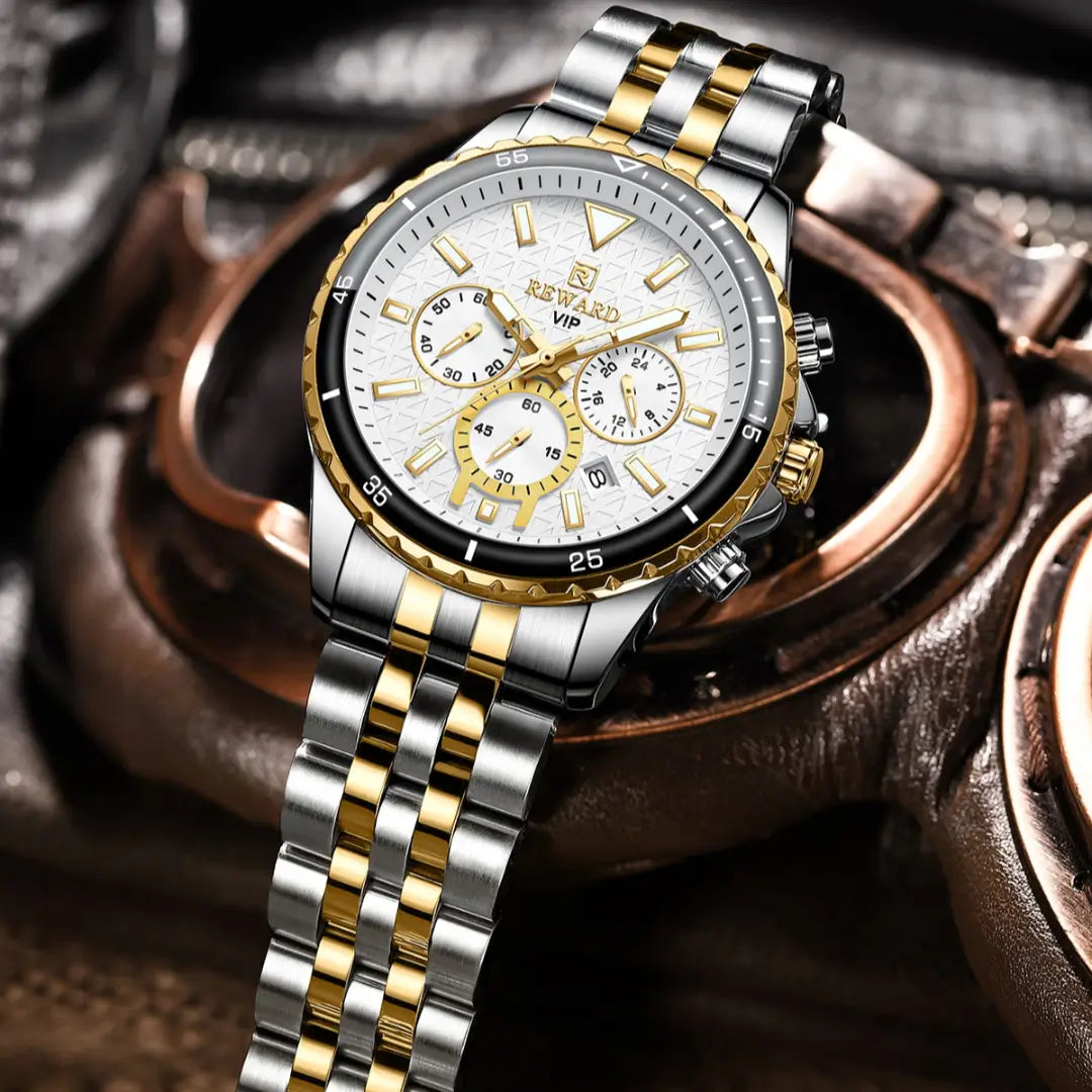 Close-up nos detalhes do relógio masculino prata reward vip essence