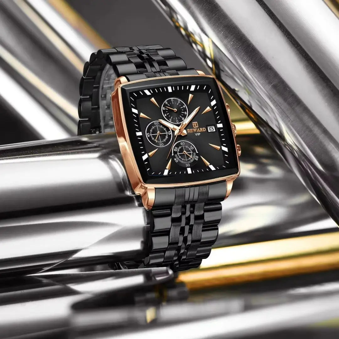 Relógio masculino sofisticado com tons de cor preto, caixa feita em aço na cor dourado com detalhes e mostrador na cor preta com índices e ponteiros dourado