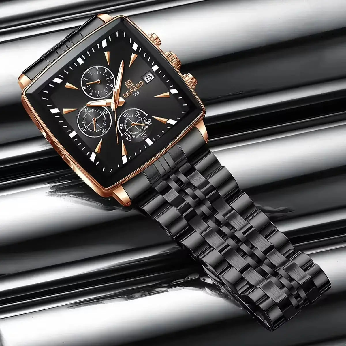 Relógio masculino sofisticado com tons de cor preto, caixa feita em aço na cor dourado com detalhes e mostrador na cor preta com índices e ponteiros dourado