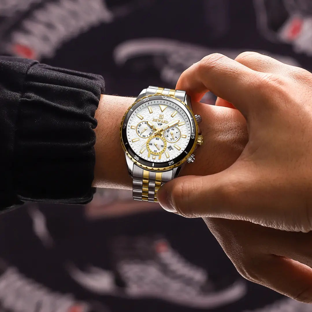 Relógio Masculino Reward VIP no pulso com pulseira bicolor em prata e dourado