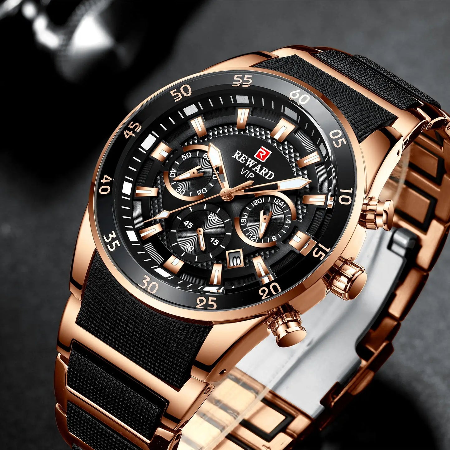 Relógio masculino Reward VIP Cronos Gold com mostrador cronógrafo preto, detalhes em dourado e pulseira combinando sobre fundo escuro sofisticado.
