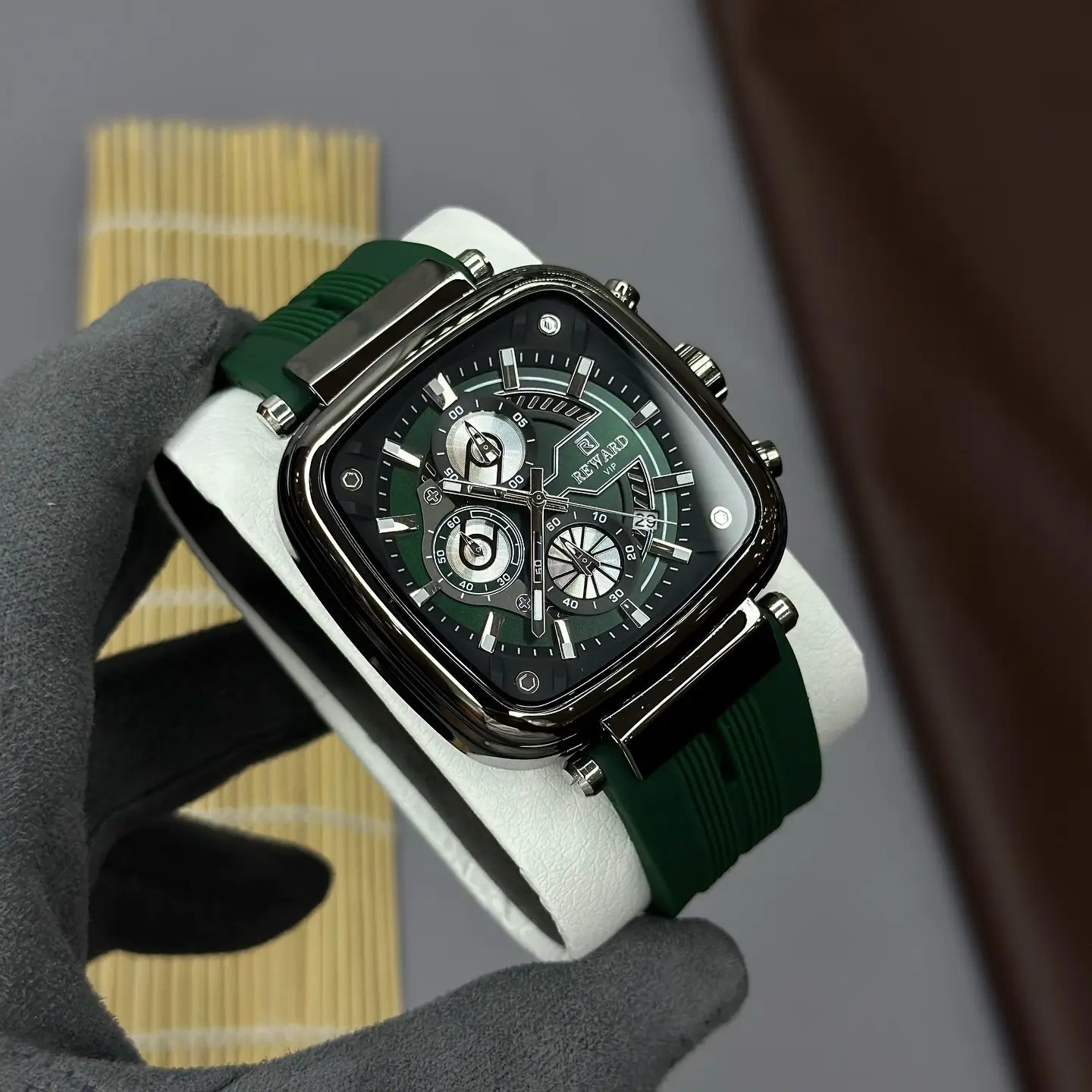 Cristal brilhante do relógio masculino quadrado verde Reward VIP Monaco Sport com detalhes visíveis da pulseira e acabamento da caixa