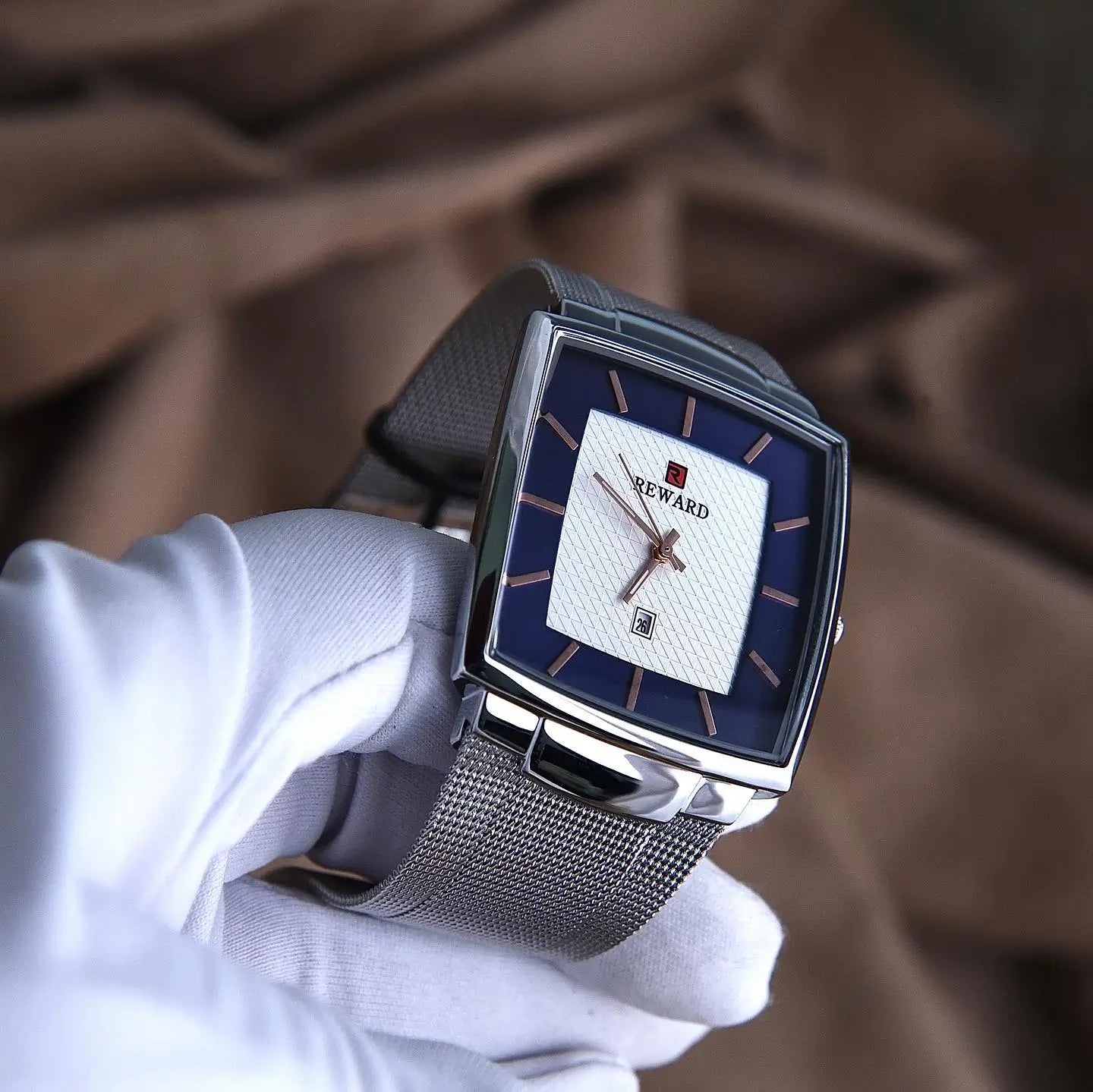 Mostrador do relógio masculino prata Reward VIP Monaco Date visto em ângulo, com destaque para o acabamento metálico e os ponteiros elegantes