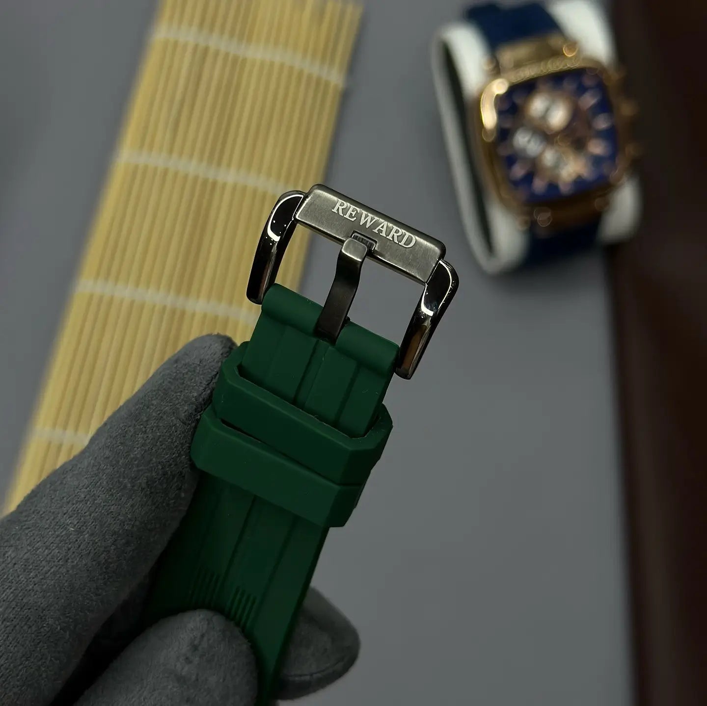 Pulseira aberta do relógio masculino quadrado verde Reward VIP Monaco Sport, exibindo fecho resistente e construção esportiva