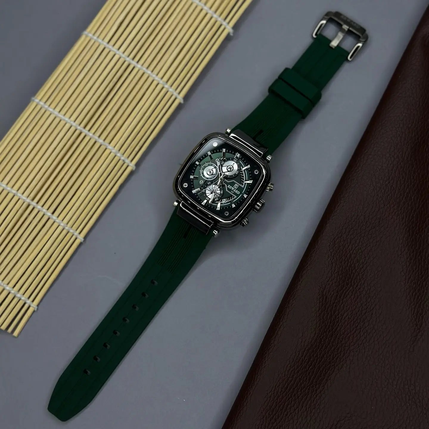 Pulseira aberta do relógio masculino quadrado verde Reward VIP Monaco Sport, exibindo fecho resistente e construção esportiva