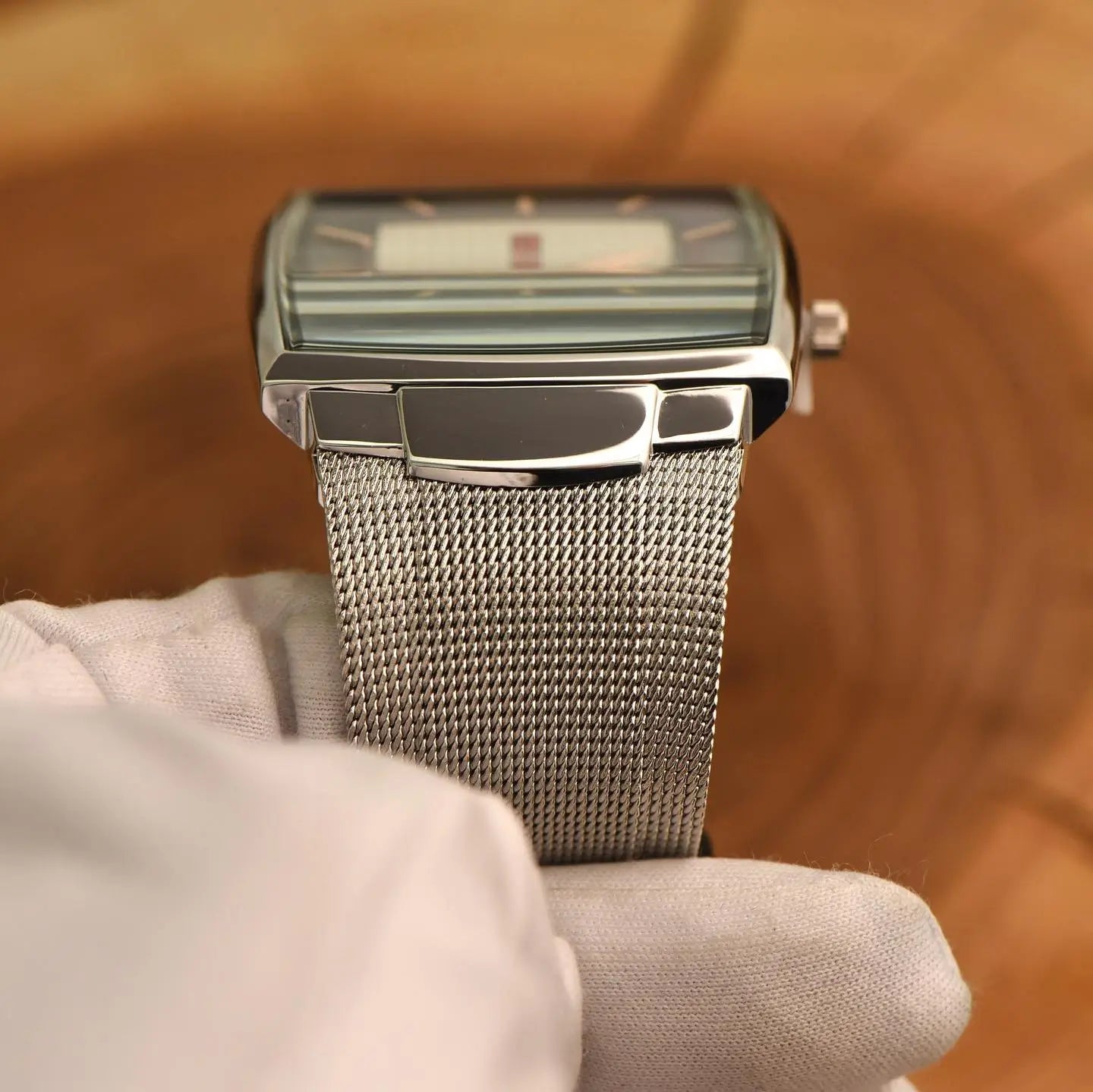 Detalhe da pulseira em malha do relógio masculino prata Reward VIP Monaco Date com acabamento refinado e ajuste confortável