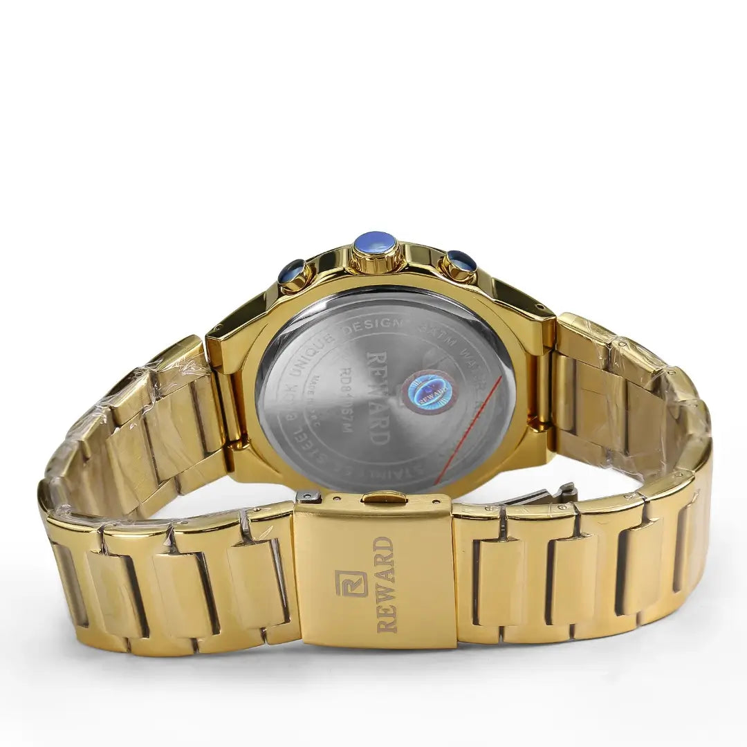 destaque da pulseira com três elos do modelo reeward vip magnus dourado.