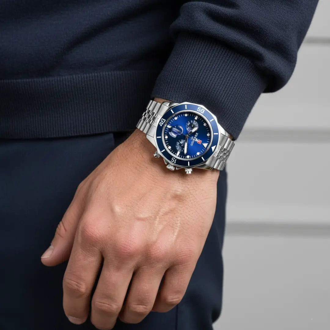 Relógio casual masculino azul Atlas 44 mm no pulso em close, destacando mostrador e proporções da caixa