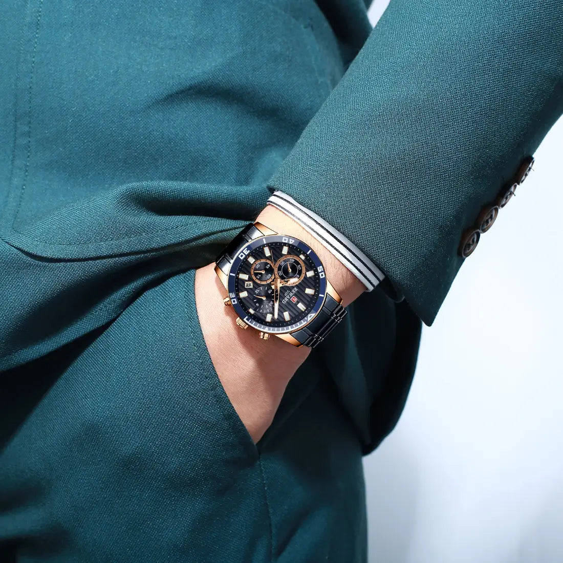 Relógio social masculino azul Reward VIP Aurion no pulso, evidenciando o mostrador elegante, a pulseira refinada e o estilo clássico para ocasiões formais