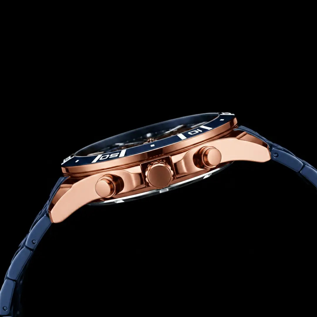 Relógio casual masculino azul com detalhes em ouro rosa Reward VIP Essence 44mm visto em ângulo lateral com destaque da caixa em tons de ouro rosa