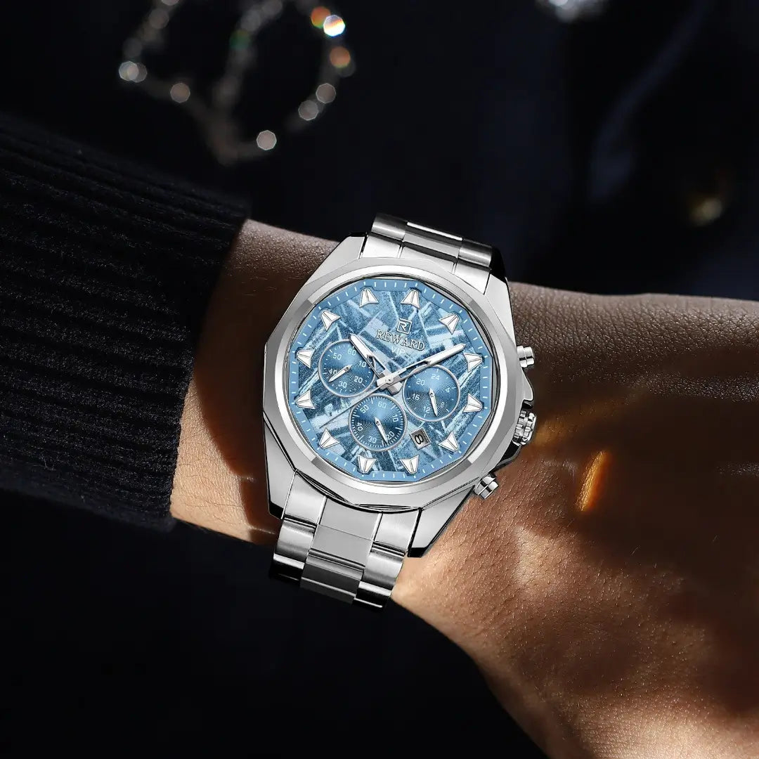 Relógio casual masculino azul Reward VIP Vanguard no pulso visto de outro ângulo, destacando o mostrador sofisticado em azul profundo e o encaixe confortável da pulseira metálica com acabamento escovado.