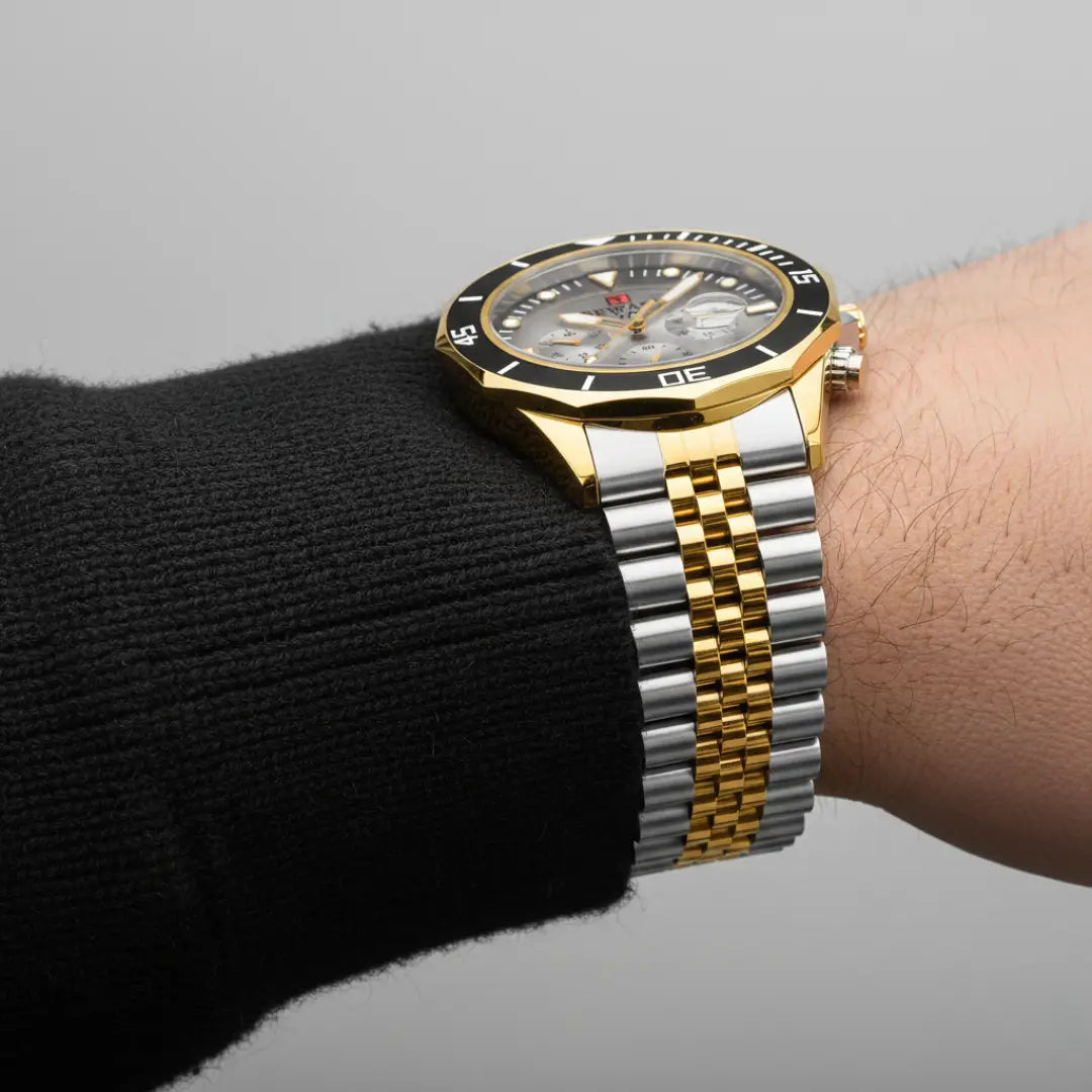 Relógio casual masculino bicolor Atlas no pulso em close-up, destacando proporção da caixa