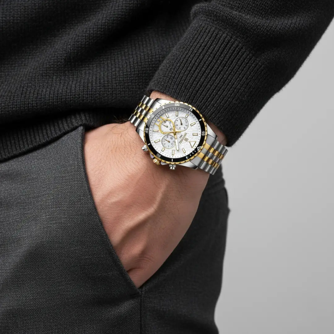 Relógio casual masculino prata com dourado Reward VIP Essence 45 mm com bisel canelado sob o pulso