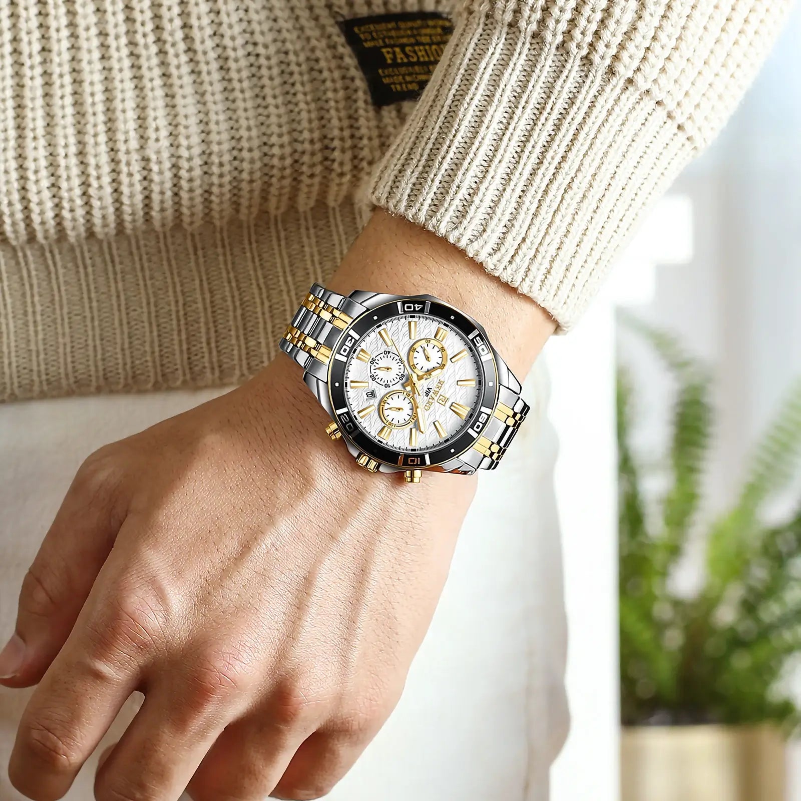 Relógio casual masculino bicolor Reward VIP Essence 44mm visto sob o pulso em ângulo diferente