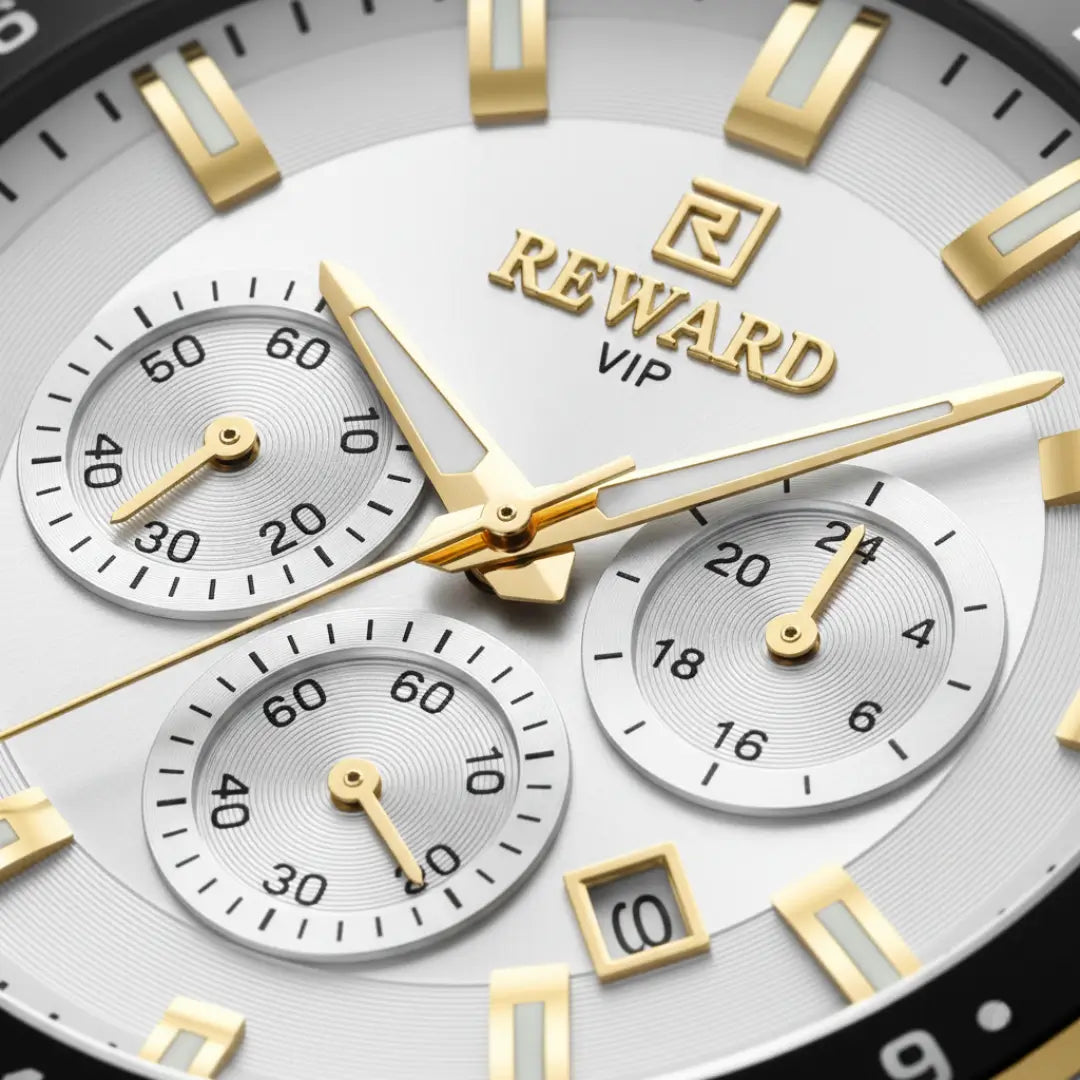 Relógio casual masculino bicolor Navigator Master com vista do mostrador destacando os ponteiros dourados, janela de data e cronógrafo