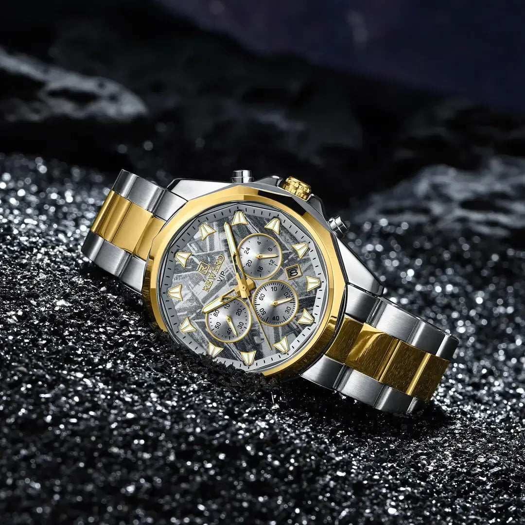 Relógio masculino prata Reward VIP Vanguard com bisel e elo central dourado, destacando o mostrador cinza com padrão guiloché e cristal refinado, unindo elegância e detalhes sofisticados.