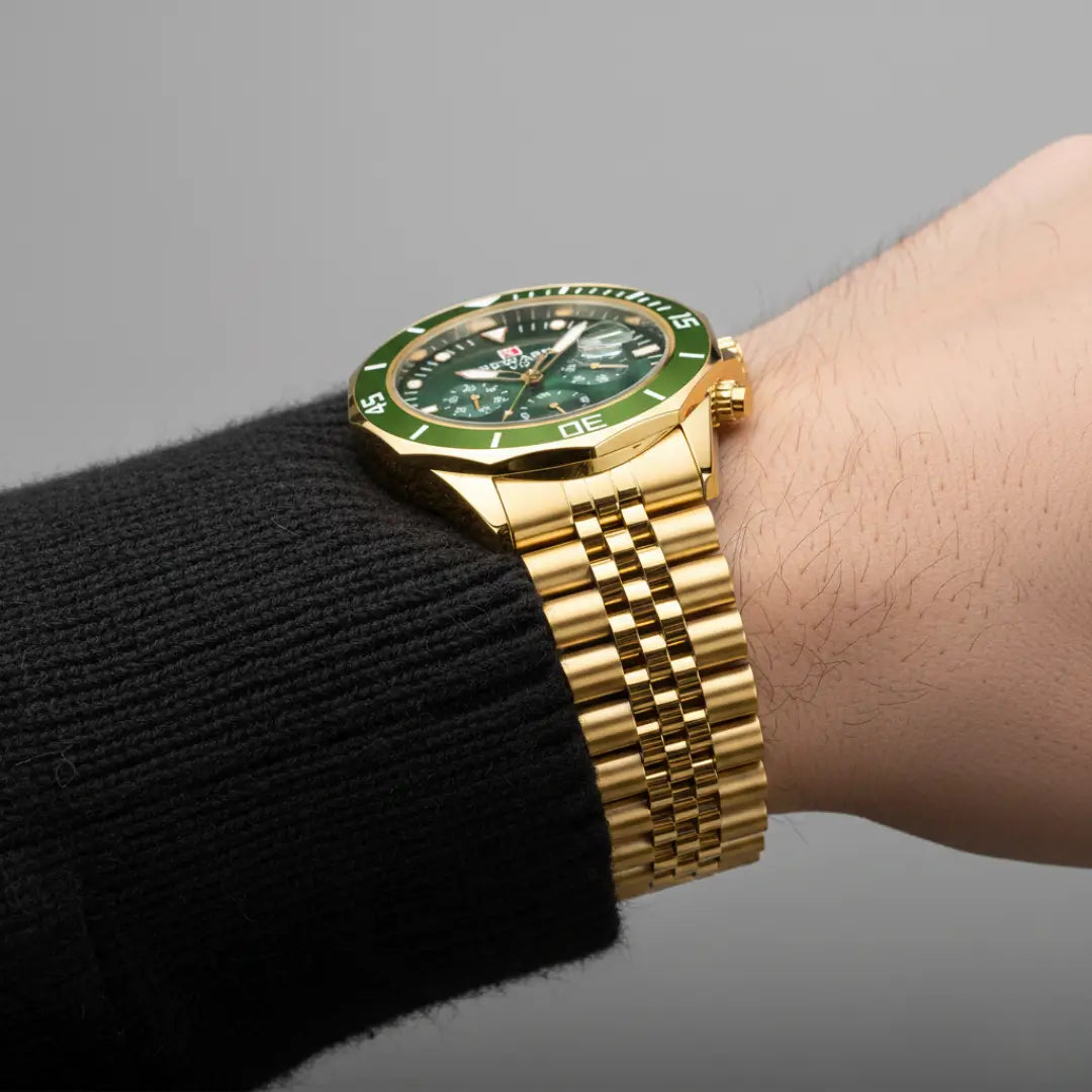Relógio casual masculino dourado Atlas 44 mm no pulso, mostrando proporção da caixa e presença no uso diário