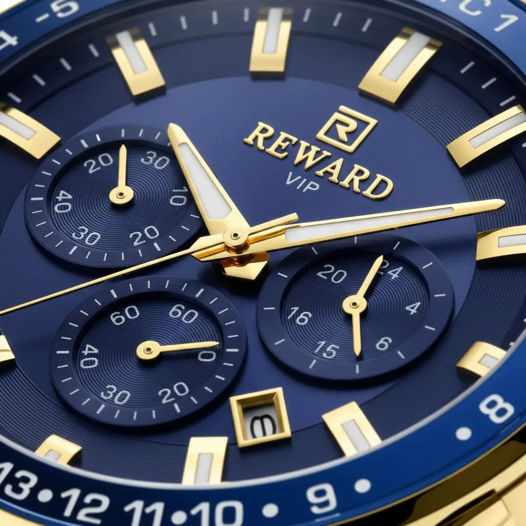 Relógio casual masculino dourado com vista do mostrador azul com ponteiros e marcações douradas