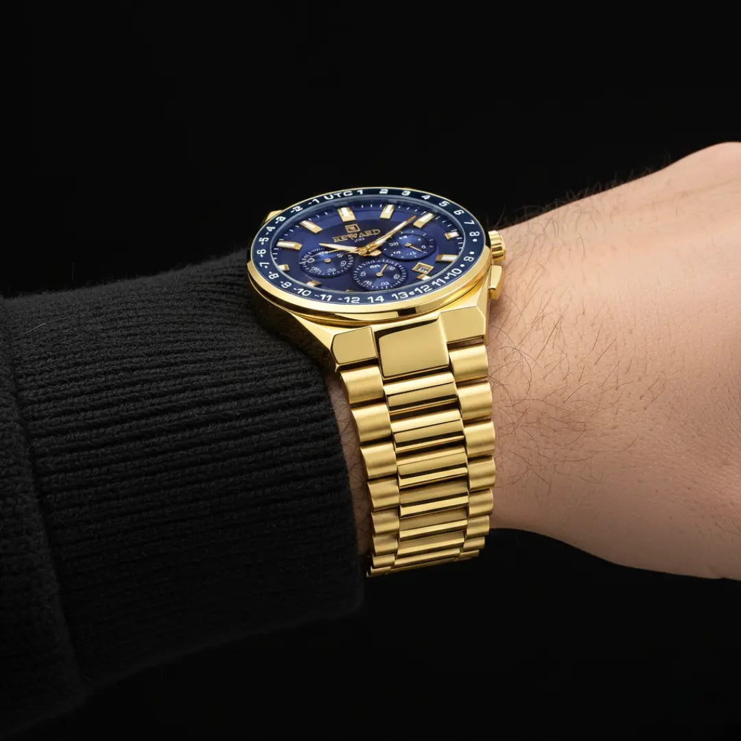 Relógio casual masculino dourado Navigator Master 44mm no pulso com foco nos detalhes
