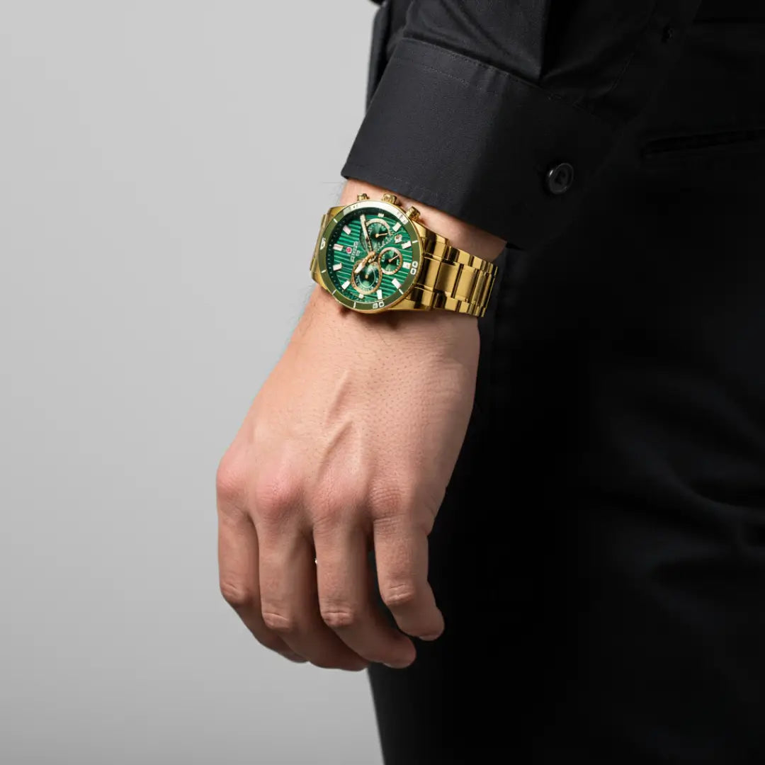 Relógio casual masculino dourado com mostrador verde e cronógrafo Reward VIP Aurion 44mm vista sob o pulso