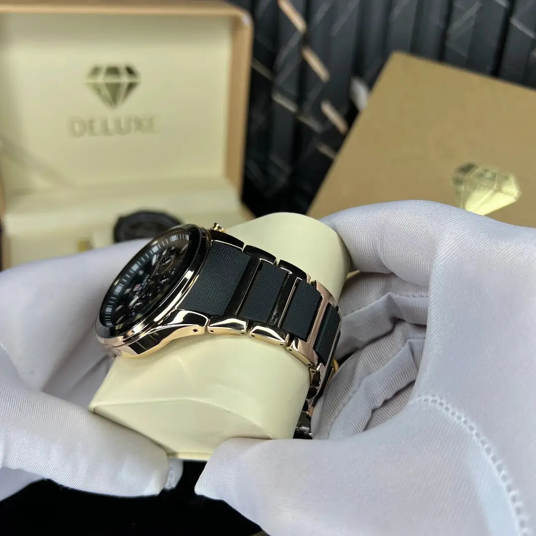 Relógio casual masculino com toque esportivo Cronos Gold visto da caixa destacando seu brilho e cor