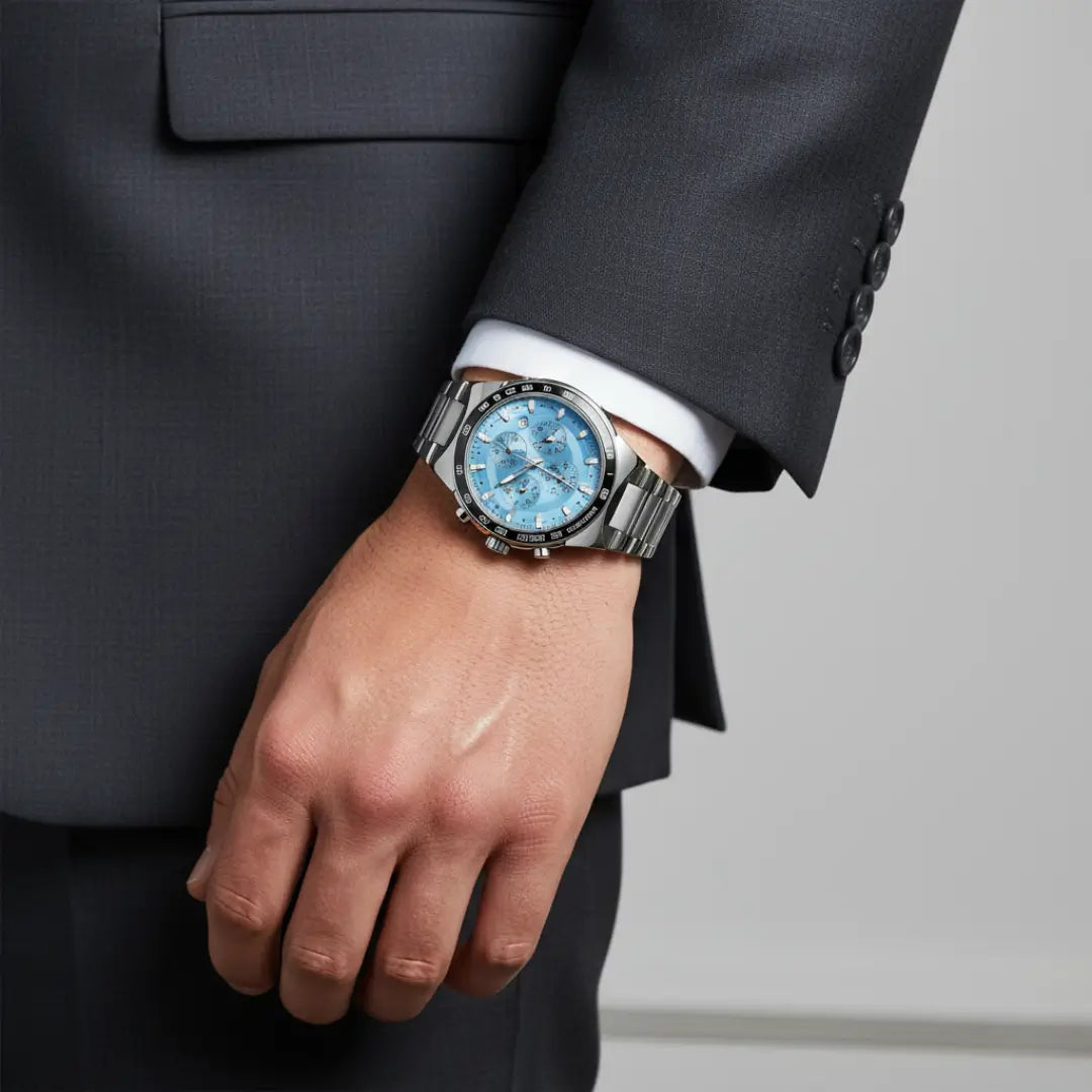 Relógio casual masculino prata com mostrador azul com cronógrafo Reward VIP Magnus 45mm com vista sob o pulso