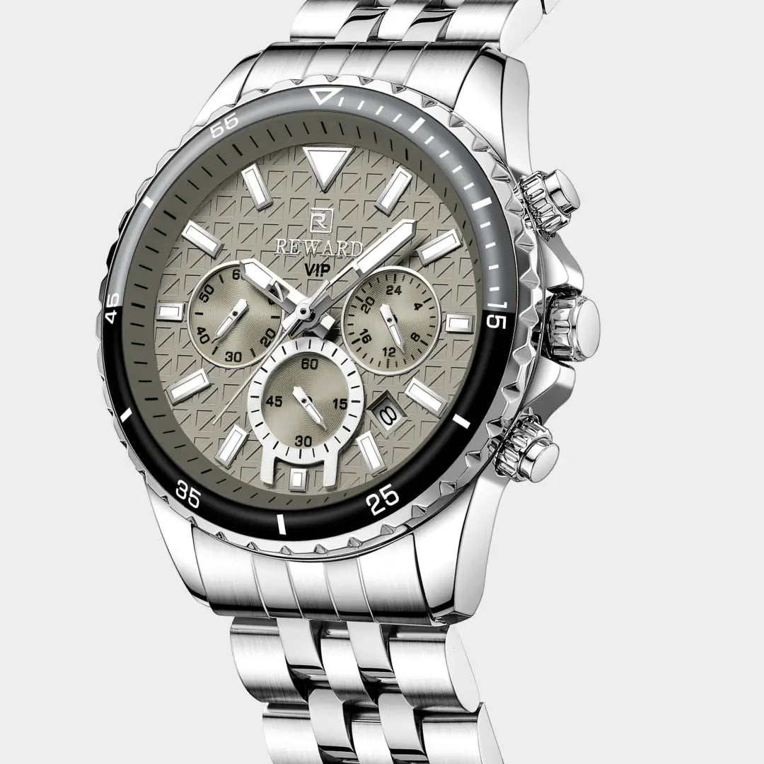 Relógio casual masculino prata com bisel canelado Reward VIP Essence 45 mm visto em ângulo de 3/4