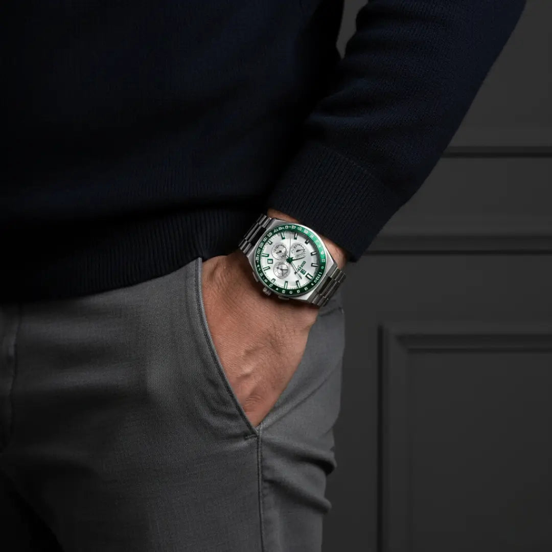 Relógio casual masculino prata Navigator Master 44mm no pulso de forma casual elegante