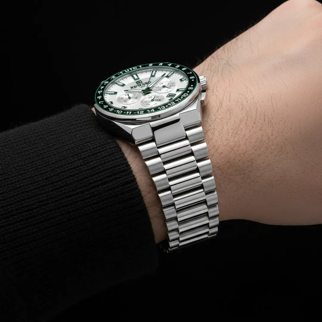 Relógio casual masculino prata com cronógrafo Navigator Master 44mm visto no pulso com foco em detalhes