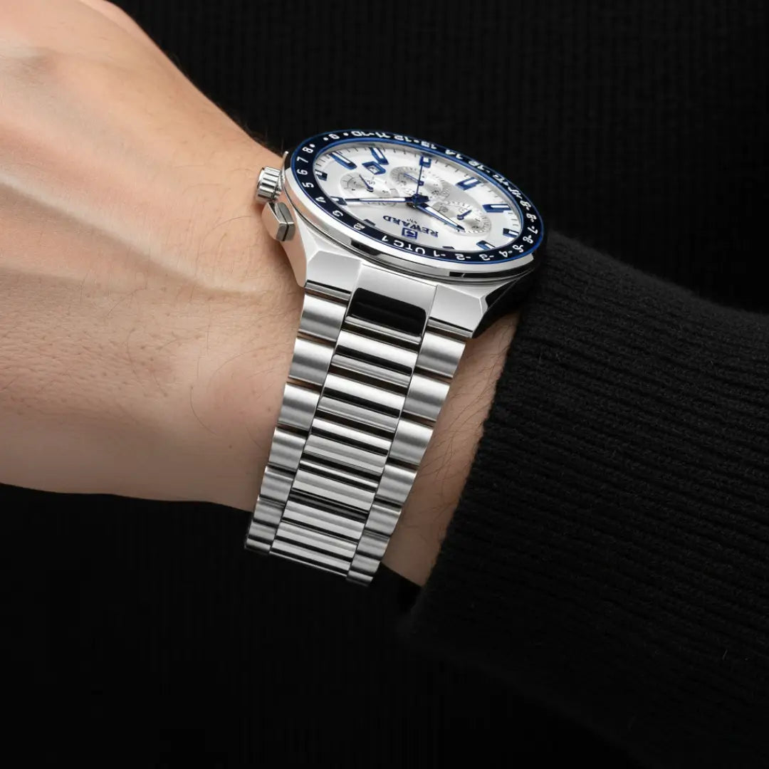 Relógio casual masculino prata Navigator Master 44mm no pulso com foco nos detalhes