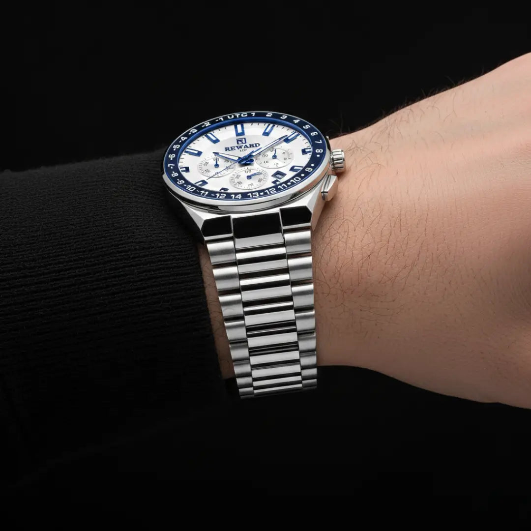 Relógio casual masculino prata Navigator Master 44mm no pulso outro ângulo