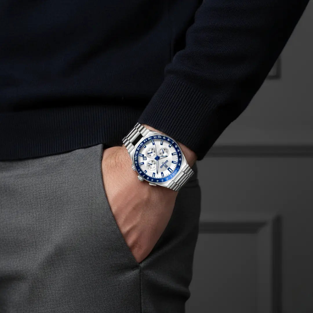 Relógio casual masculino prata Navigator Master visto no pulso