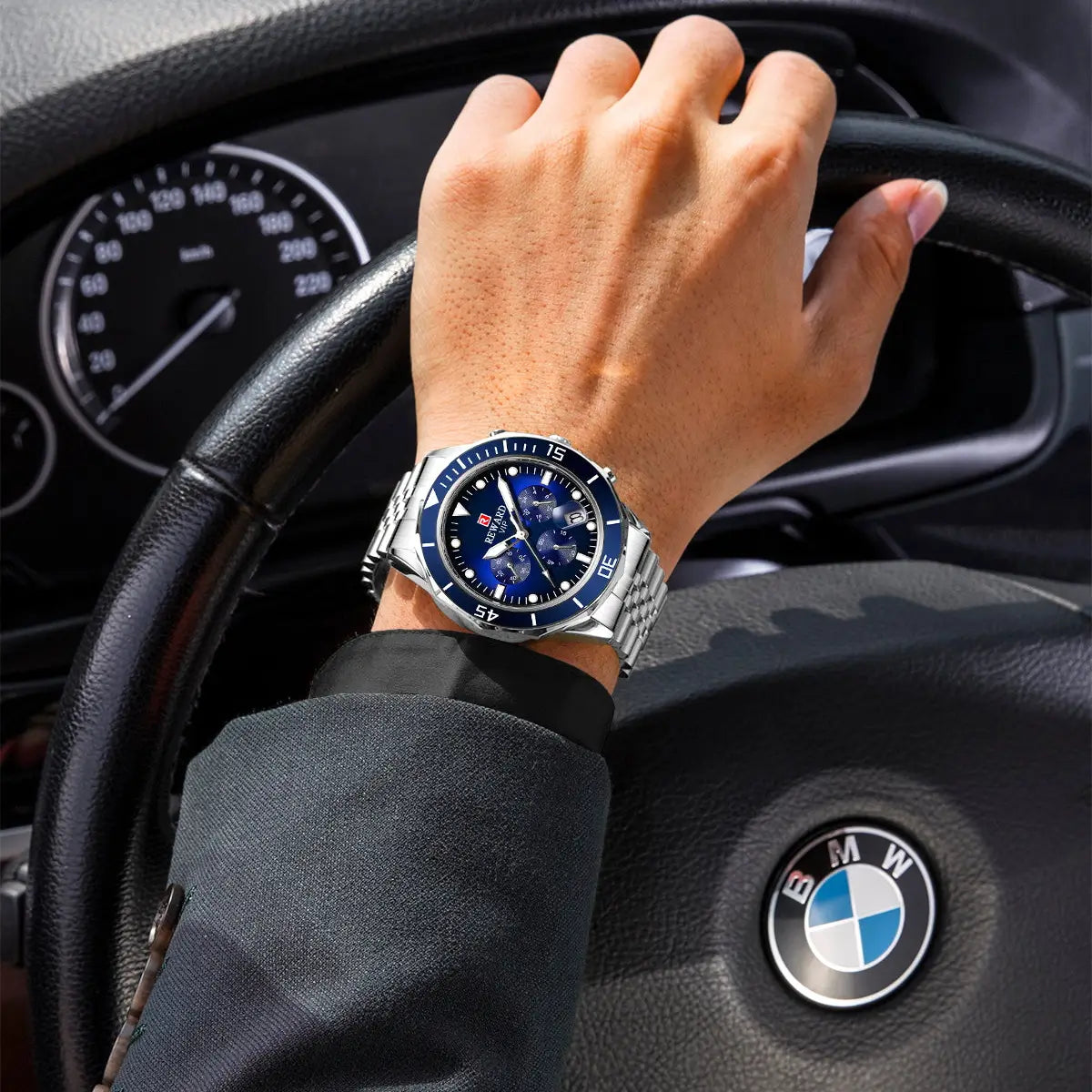 Relógio casual masculino prata Reward VIP Atlas utilizado no pulso com modelo masculino em um veículo