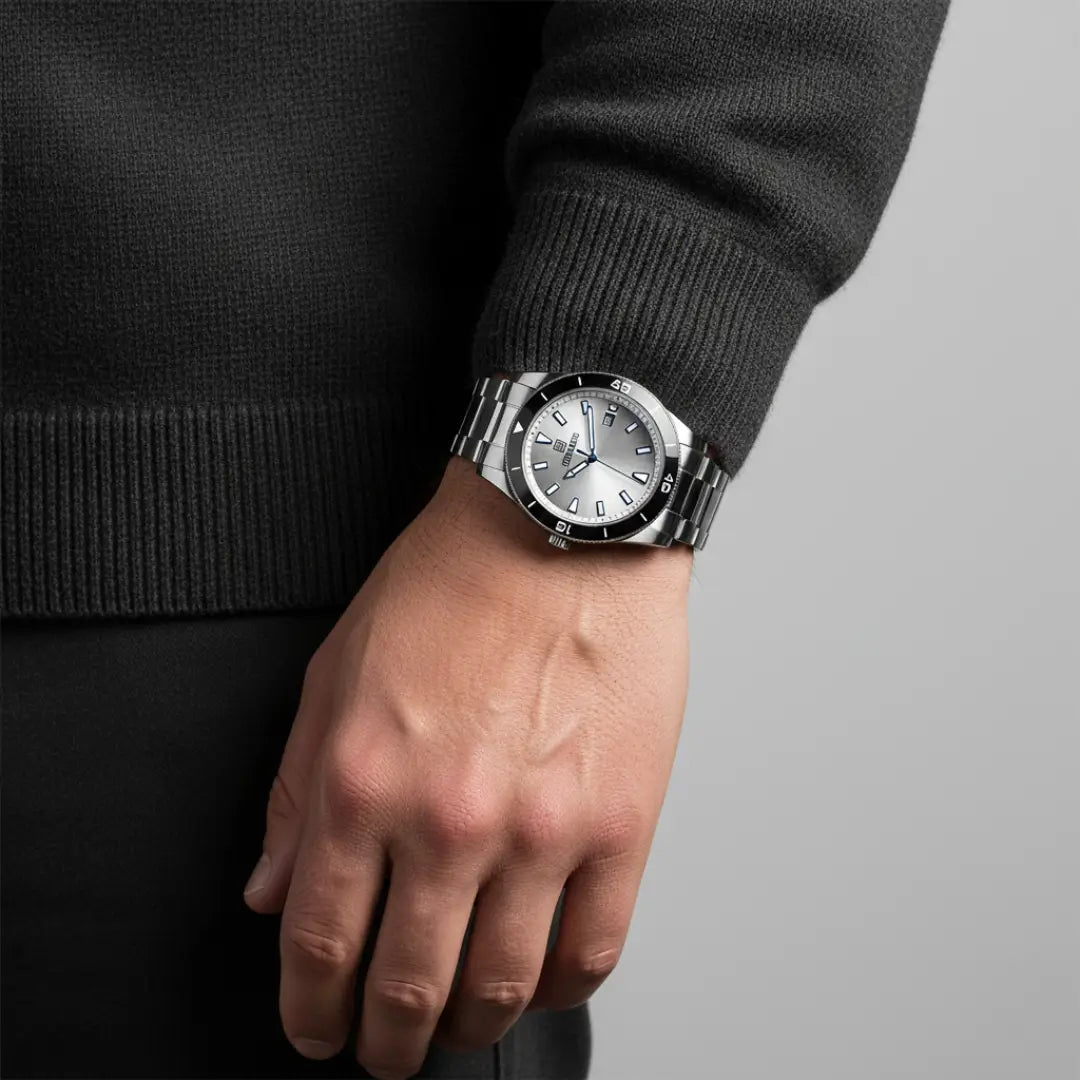 Relógio casual masculino prata Reward VIP Heritage 42mm sob o pulso