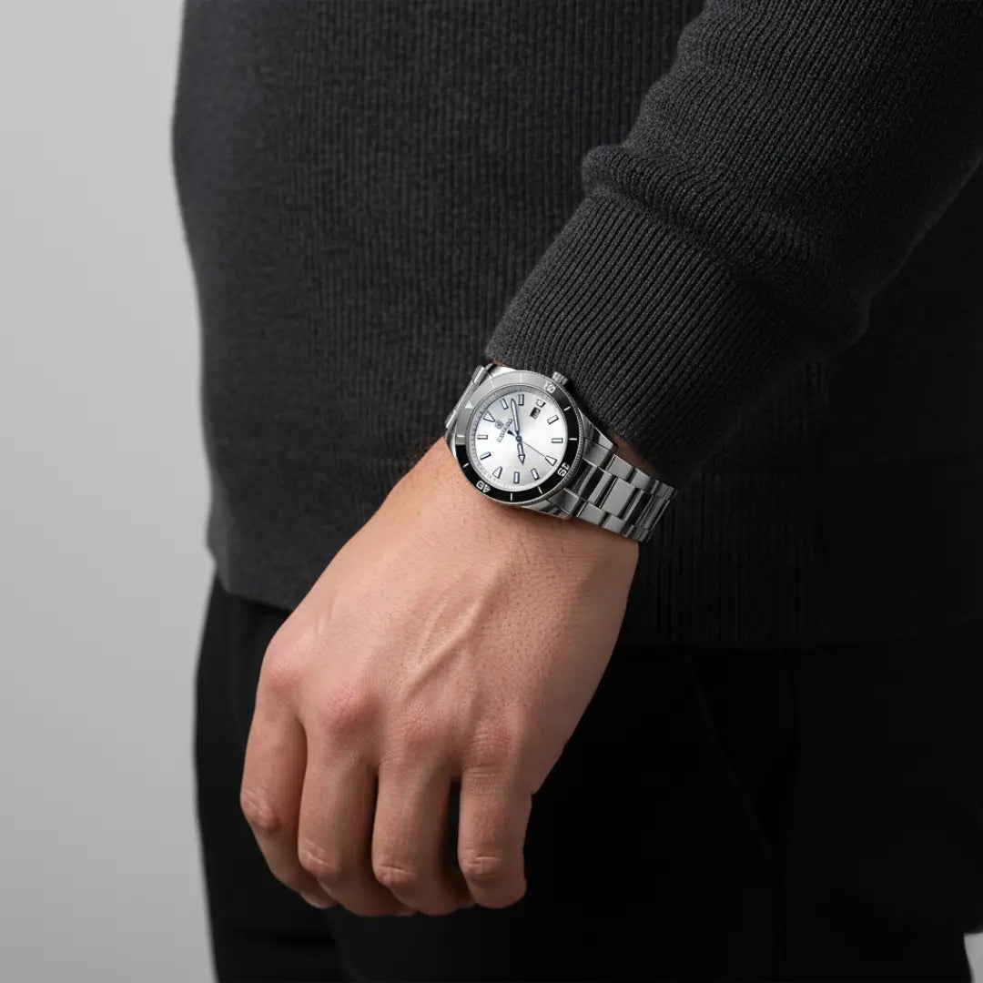 Relógio casual masculino prata Reward VIP Heritage 42mm sob o pulso outro ângulo