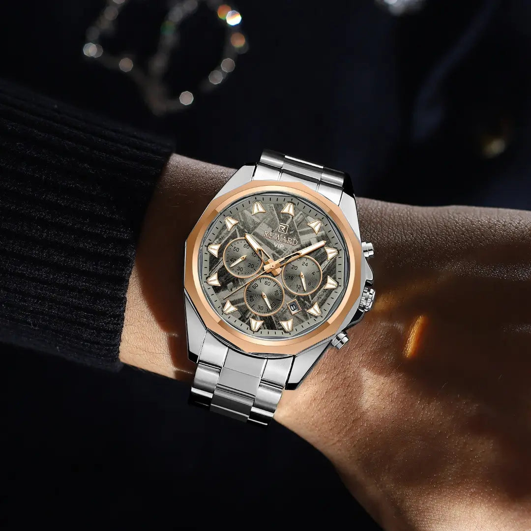 Relógio casual masculino prata Reward VIP Vanguard no pulso, destacando o contraste do bisel rose gold com a caixa prateada e o ajuste confortável da pulseira no visual cotidiano.