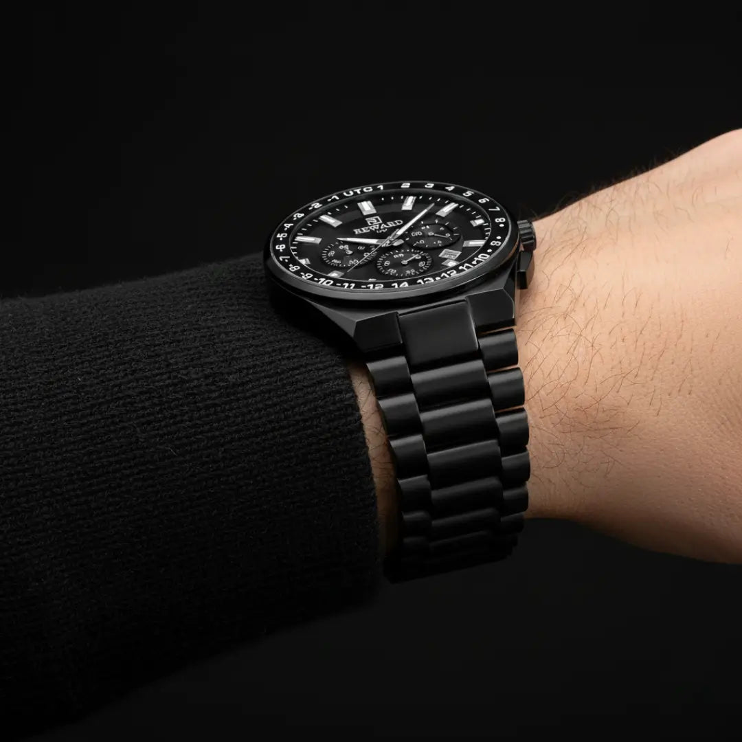 Relógio casual masculino preto Navigator Master 44mm no pulso com vista em detalhes