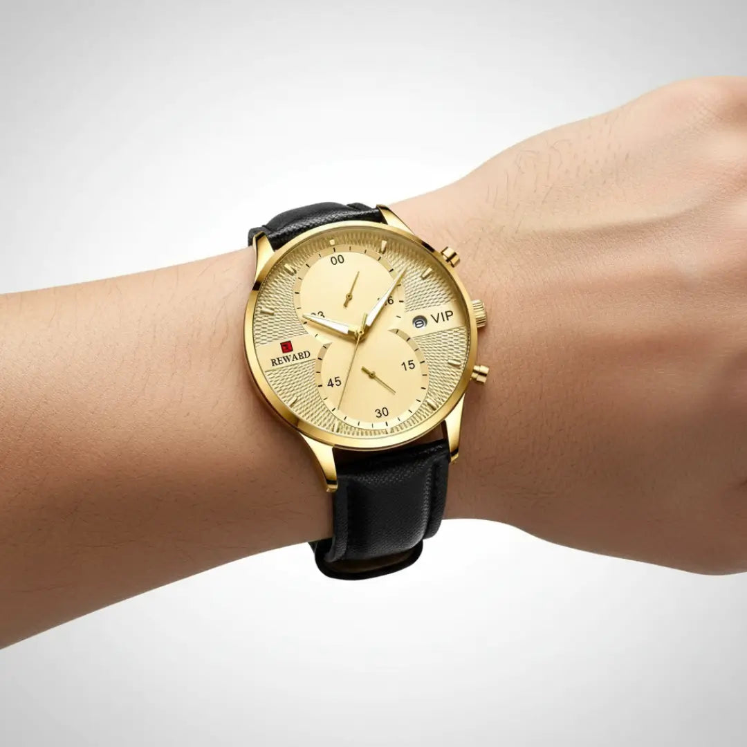 Relógio clássico masculino Reward VIP Linéar Gold no pulso, fotografado em fundo clean