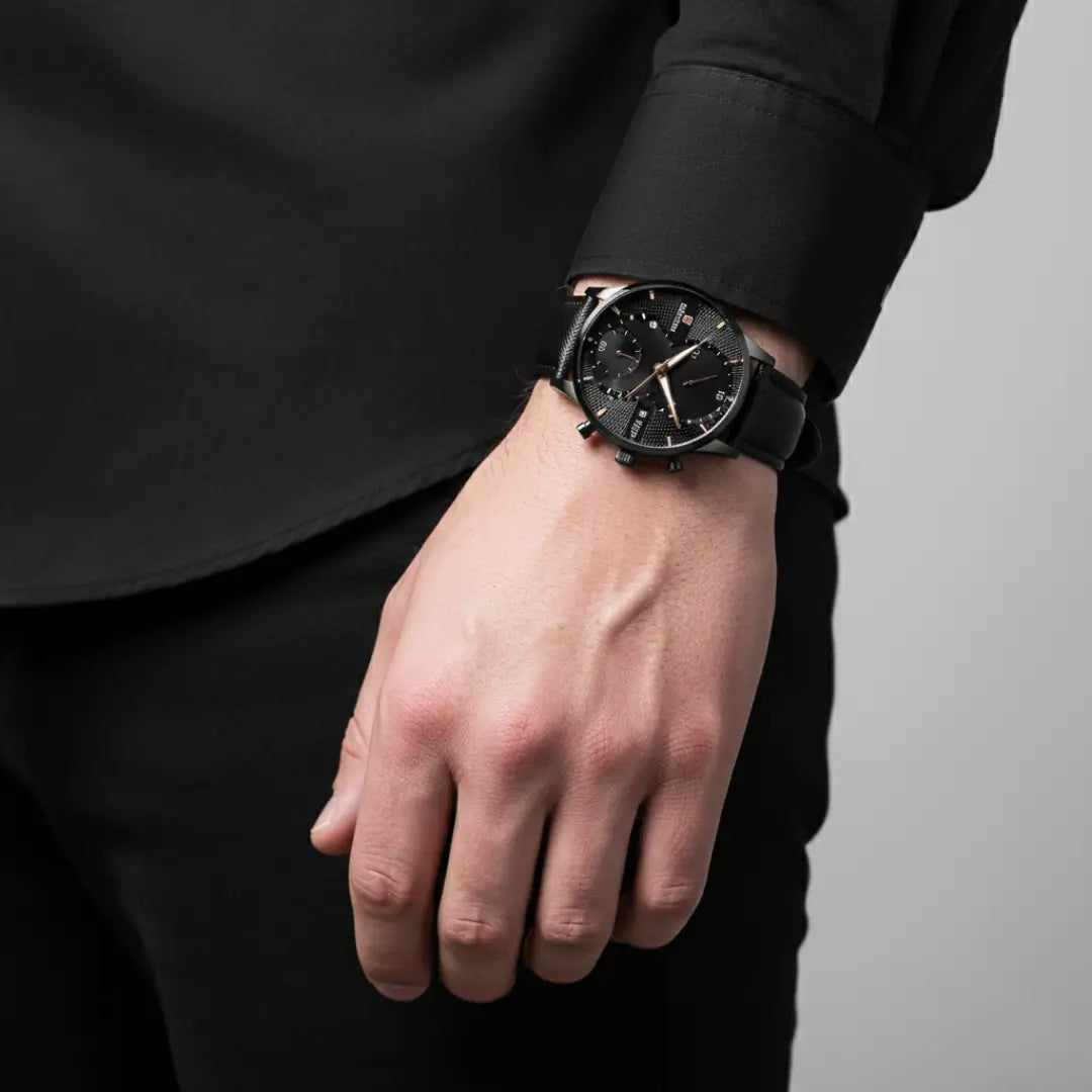 Relógio clássico masculino Linéar preto com pulseira de couro no pulso usando terno preto