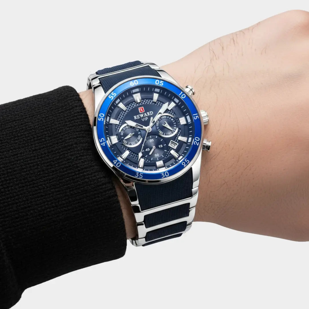 Relógio esportivo masculino Cronos azul no pulso, mostrando presença e proporção no uso diário