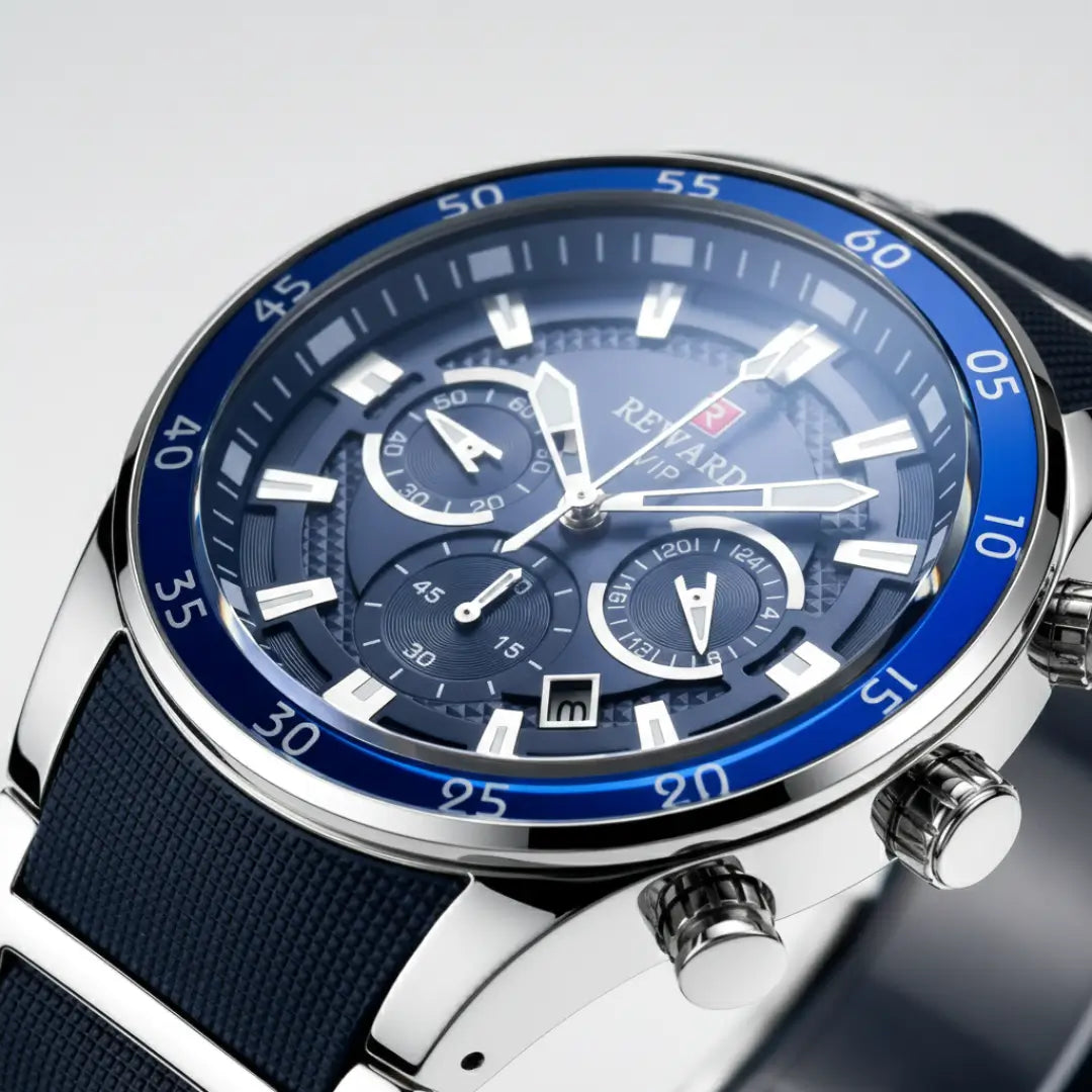 Close no mostrador do relógio esportivo masculino Cronos azul, evidenciando índices e leitura clara