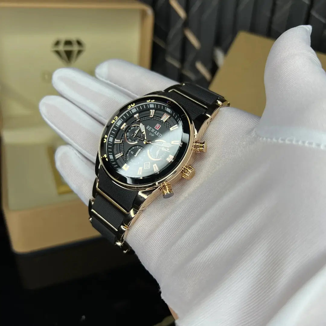 Relógio esportivo masculino Cronos Rose Gold apoiado na palma da mão, com vista levemente lateral da caixa e do mostrador