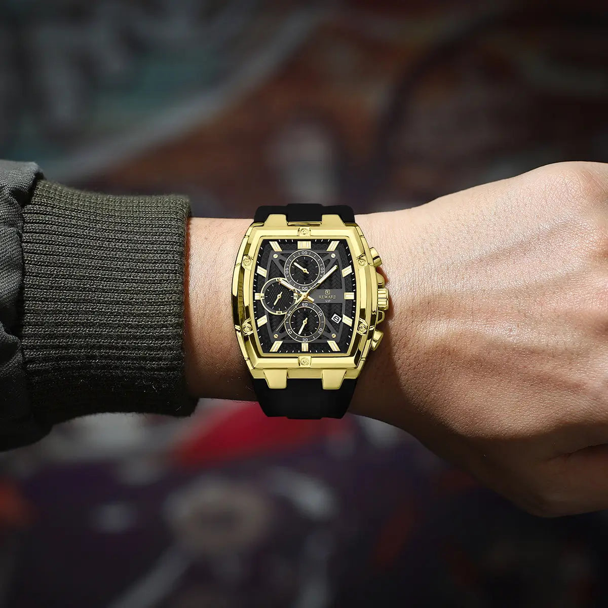 Relógio esportivo masculino dourado Reward VIP GrandMaster no pulso com vista de cima