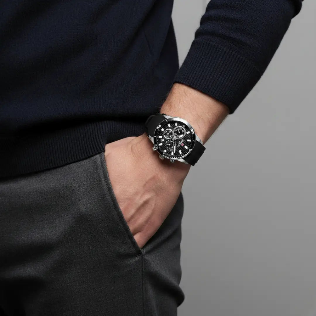 Relógio esportivo masculino preto com pulseira de borracha e cronógrafo Reward VIP Aurion Sport 44mm visto sob o pulso