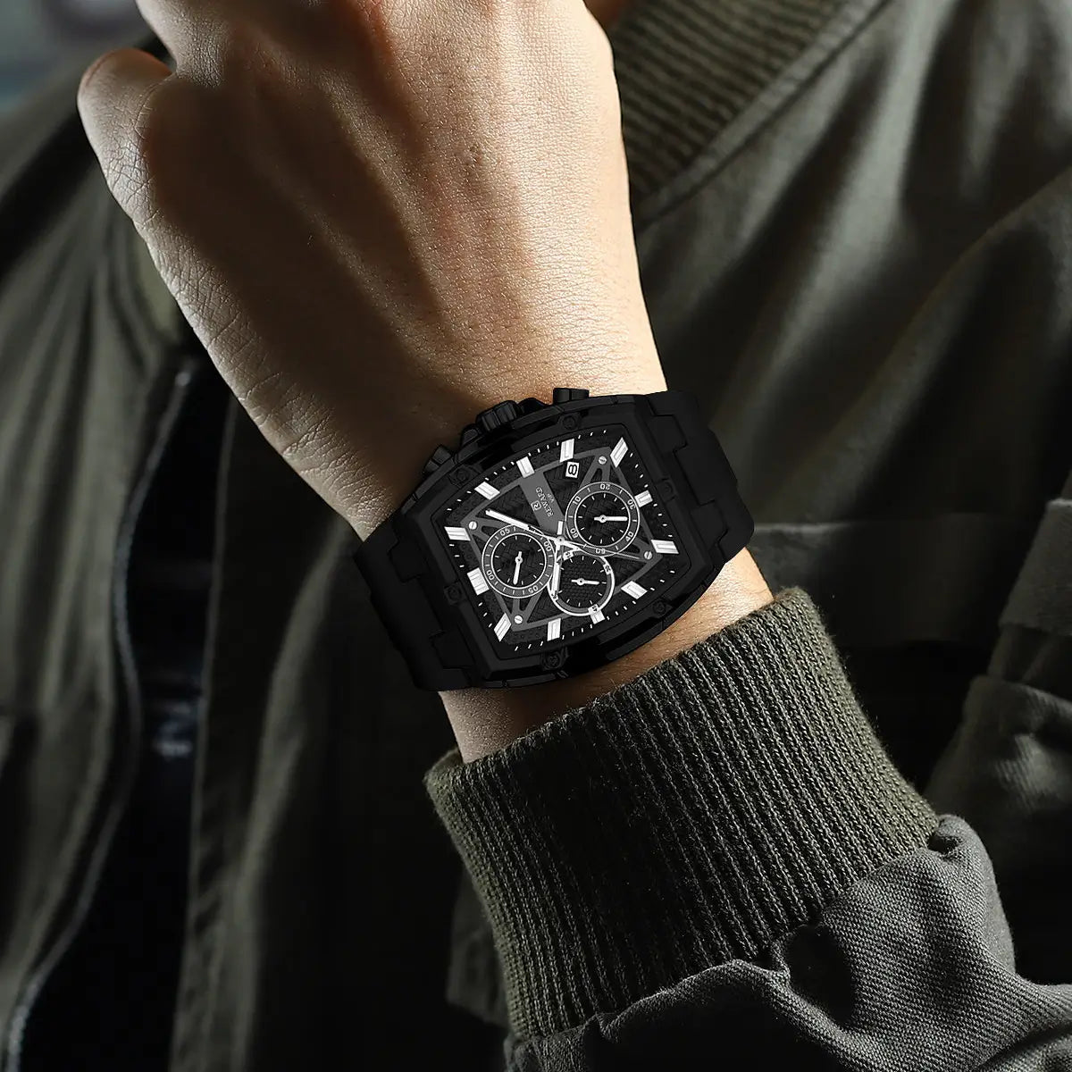 Relógio esportivo masculino preto Reward VIP GrandMaster com vista no pulso valorizando o design do modelo