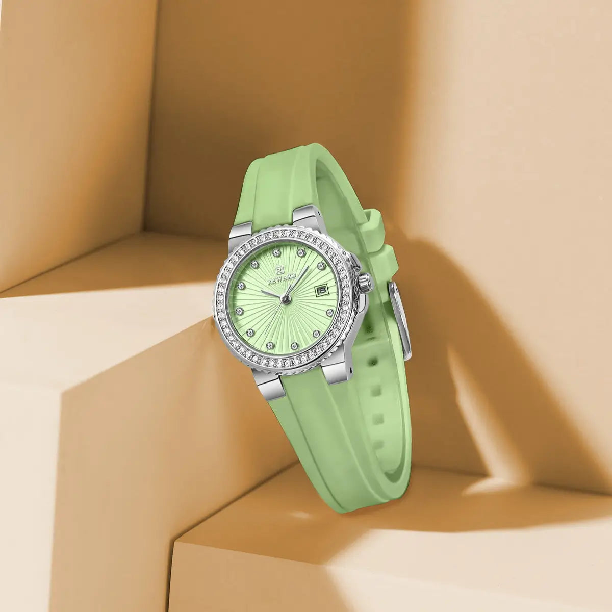 Relógio feminino pequeno modelo Eclat Grenn com close no mostrador destacando seu mostrador e bisel canelado com moissanite