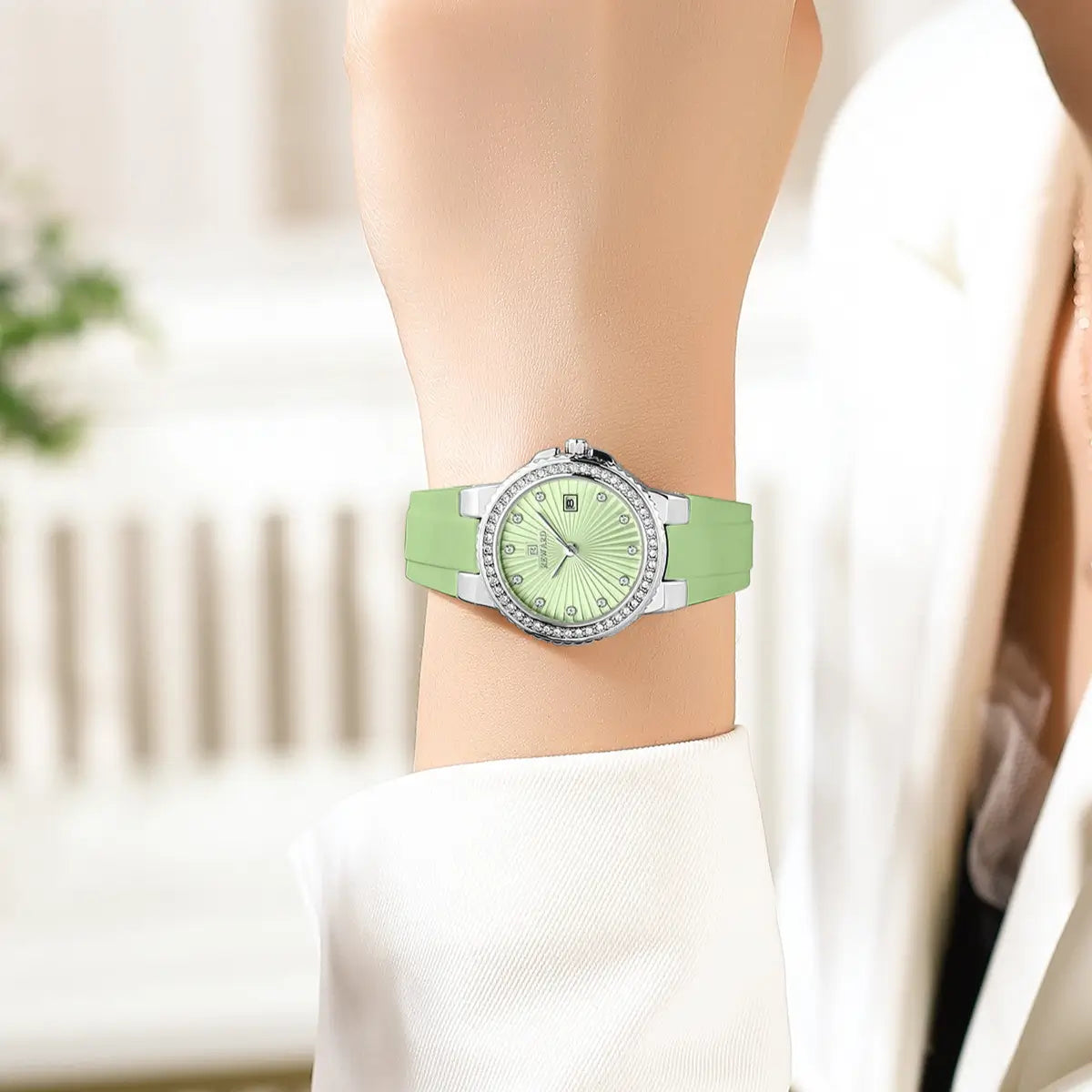 Relógio feminino pequeno modelo eclat verde com pulseira de silicone e design elegante no pulso